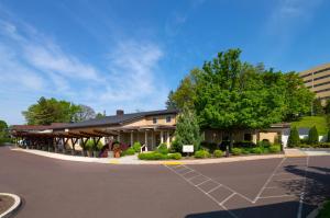 ein Abbild eines Gebäudes mit einem Parkplatz in der Unterkunft Pine Barn Inn in Danville