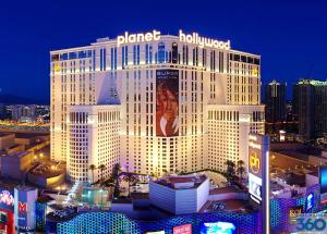 - un grand bâtiment blanc avec un panneau dans l'établissement Devine Unit by Planet Hollywood Casino Strip Las Vegas, à Las Vegas