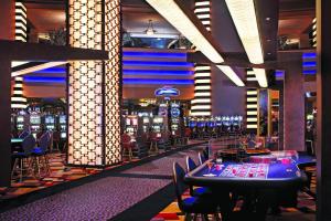 - un casino avec une bande de tables et de chaises de poker dans l'établissement Devine Unit by Planet Hollywood Casino Strip Las Vegas, à Las Vegas