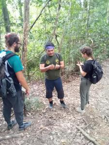un grupo de personas de pie en el bosque en Jungle treking & Jungle Tour booking with us, en Bukit Lawang
