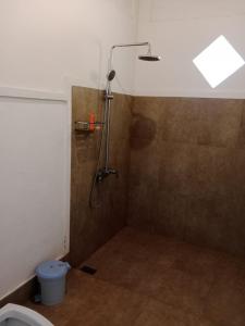 Ett badrum på Sigiri Access Villa & Restaurant