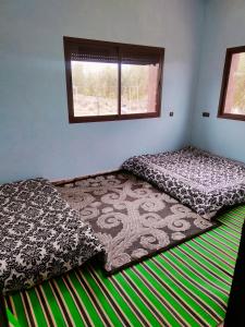 1 dormitorio con 2 camas y ventana en La Novia Marrakech, en Tahannout