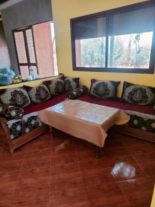 La Novia Marrakech في تهنوت: غرفة معيشة مع أريكة ونافذة