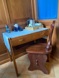 a desk with a chair and a teddy bear on it at B&B SCACCIA PENSIERI in Tarcento