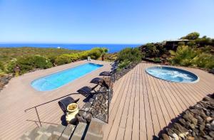 Bazén v ubytování La Cala Cottone Relais nebo v jeho okolí