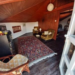 ein Wohnzimmer mit einem Sofa und einem Teppich in der Unterkunft APT. OLD TOWN in Rab
