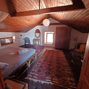 ein Wohnzimmer mit einem Tisch und einem Teppich in der Unterkunft APT. OLD TOWN in Rab