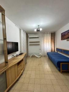 salon z łóżkiem i telewizorem w obiekcie dgania lux w mieście Qiryat H̱ayyim