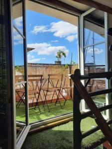 ein Fenster mit Blick auf einen Garten mit Stühlen in der Unterkunft Le carré du Marinier in Bordeaux