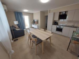 Kuchyň nebo kuchyňský kout v ubytování Seashells Apartments Tribunj
