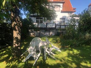a metal sculpture in the yard of a house at Talblick in Oberroßla