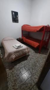 Habitación con cama y litera en Eduardo en Malargüe