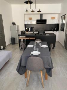 Kuchyň nebo kuchyňský kout v ubytování Le Merrain gîte plein coeur de Chablis