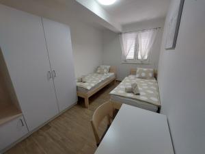 Postel nebo postele na pokoji v ubytování Seashells Apartments Tribunj