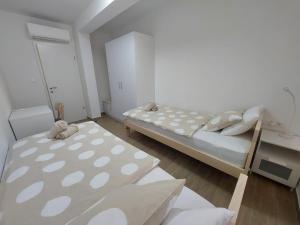 Postel nebo postele na pokoji v ubytování Seashells Apartments Tribunj