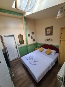 サラエボにあるGuesthouse Yildizのベッドルーム(白いシーツを使用した大型ベッド1台付)