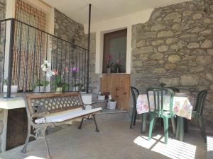 un patio con panchina, tavolo e sedie di Villa Anna - La Dependance a Saint-Christophe