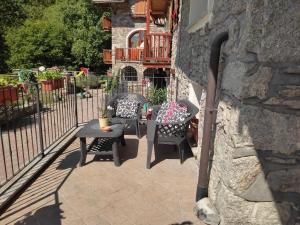 patio con sedie, tavolo e recinzione di Villa Anna - La Dependance a Saint-Christophe