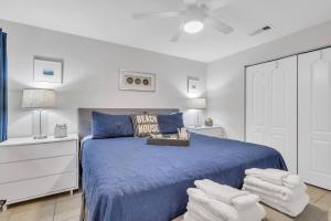 una camera con letto blu e cuscini blu di 2bed 1bath Suite minutes to Downtown, Beaches, Restaurants, Theaters and MORE a Sarasota