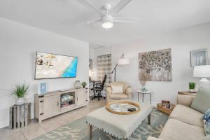 sala de estar con sofá y mesa en 2bed 1bath Suite minutes to Downtown, Beaches, Restaurants, Theaters and MORE, en Sarasota