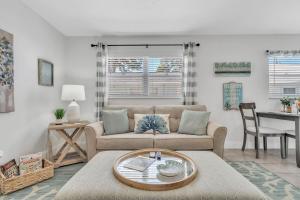 Χώρος καθιστικού στο 2bed 1bath Suite minutes to Downtown, Beaches, Restaurants, Theaters and MORE