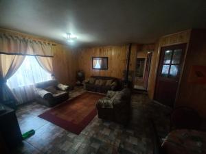 uma sala de estar com dois sofás e uma televisão em Doña Nancy em Temuco