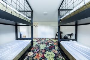 سرير بطابقين أو أسرّة بطابقين في غرفة في Saaremaa Rannahotell ' Beach Hotel