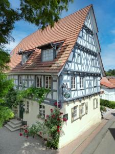 una casa bianca con tetto rosso di Stevenson House Bed and Breakfast a Oberderdingen