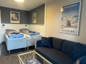 - un salon avec un canapé et un lit dans l'établissement Rørvig Bed & Kitchen, à Rørvig