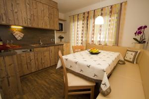 A kitchen or kitchenette at B&B Appartments Cudlea