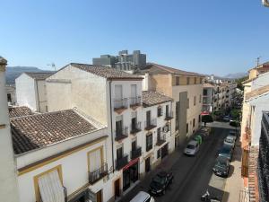 une vue aérienne sur une rue de la ville avec des bâtiments dans l'établissement Apartamento Alameda del Tajo III Centro Free Parquing, à Ronda