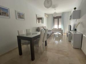 Kuchyňa alebo kuchynka v ubytovaní Alameda del Tajo III Centro Parquing
