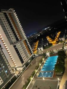 vista su un edificio con piscina di notte di Gembira Alanis by H Family #KLIA #Wifi #Netflix a Sepang