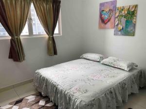 Un pat sau paturi într-o cameră la Gembira Alanis by H Family #KLIA #Wifi #Netflix