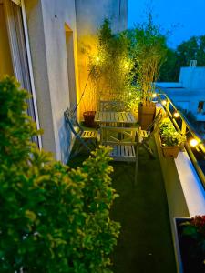 un patio con tavolo e sedie su un balcone di notte di Le perchoir du stade by UTA HOUSE a Saint-Denis