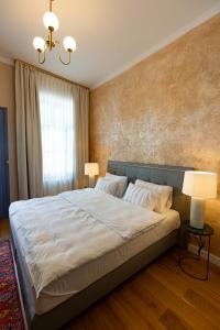 a bedroom with a large bed with two lamps at Casa Zielinski Sighișoara in Sighişoara