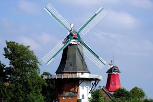 eine Windmühle und ein Leuchtturm in der Unterkunft Casa Caso - Apartment 5 in Achim