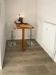 a wooden table with two stools in a room at Pidder Lüng in Bargum