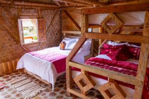 1 dormitorio con 2 literas en una cabaña de madera en Jardin de los Silleteros Agro Parque Hotel, en Santa Elena