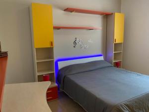 una camera con letto e alcuni scaffali di LA DIMORA DELL'ARTISTA a San Zeno