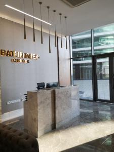 un hall avec une réception dans un bâtiment dans l'établissement Batumi View Luxury apartment, à Batoumi