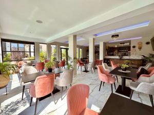 a restaurant with tables and chairs and a bar at Mamaia Moments Villa, Mamaia Nord in Mamaia Sat/Năvodari