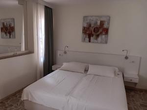 A bed or beds in a room at Bungalows Club Primavera