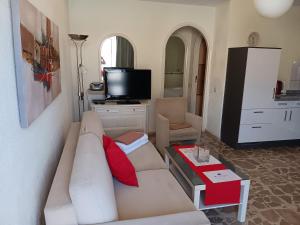 A television and/or entertainment centre at Bungalows Club Primavera