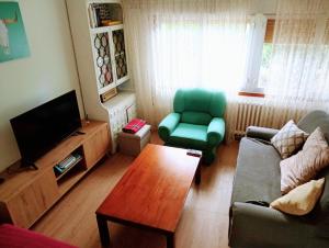 sala de estar con sofá, TV y mesa en Casa campo con piscina La Arboleda, en Amoeiro