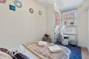 Een bed of bedden in een kamer bij Oxford Street London Apartments Hosted by Maysa