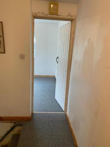 - un couloir avec une porte menant à une chambre dans l'établissement One Lovely Apartmt 1 Double & 2 Camp Beds, à Stoke-on-Trent