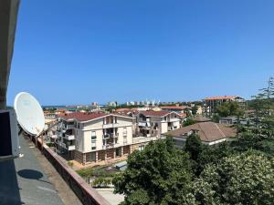 vistas a una ciudad con casas y un satélite en Nataly Home en Montesilvano Marina