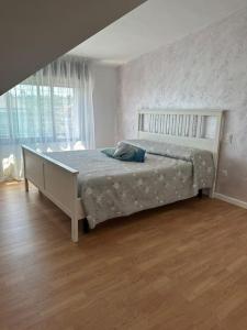 1 dormitorio con cama y ventana grande en Nataly Home en Montesilvano Marina