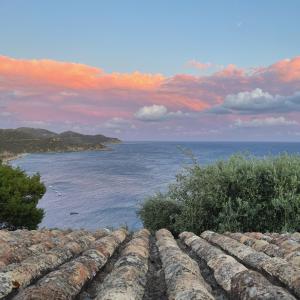 トッレ・デッレ・ステッレにあるCase Vacanza Mare Nostrumの屋根から海の景色を望めます。